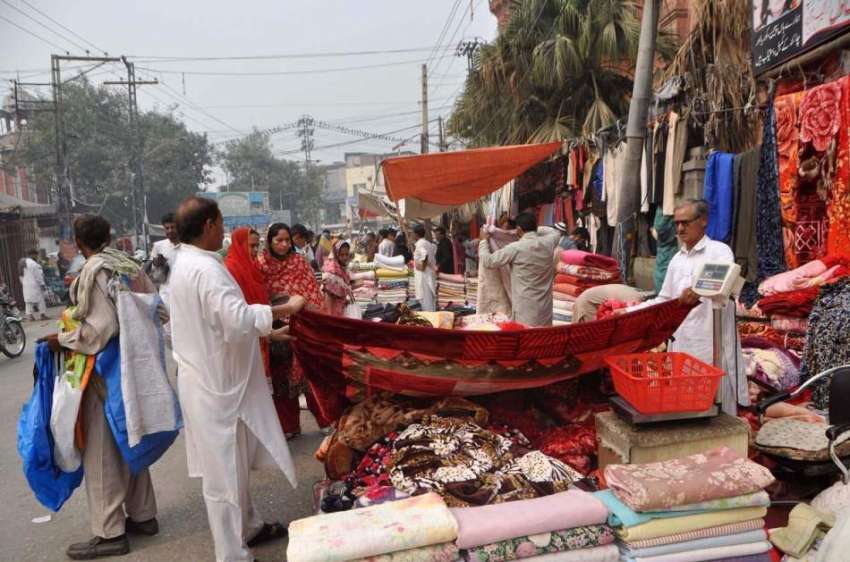 لاہور: شہری استعمال شدہ گرم کپڑے خریدنے میں مصروف ہیں۔