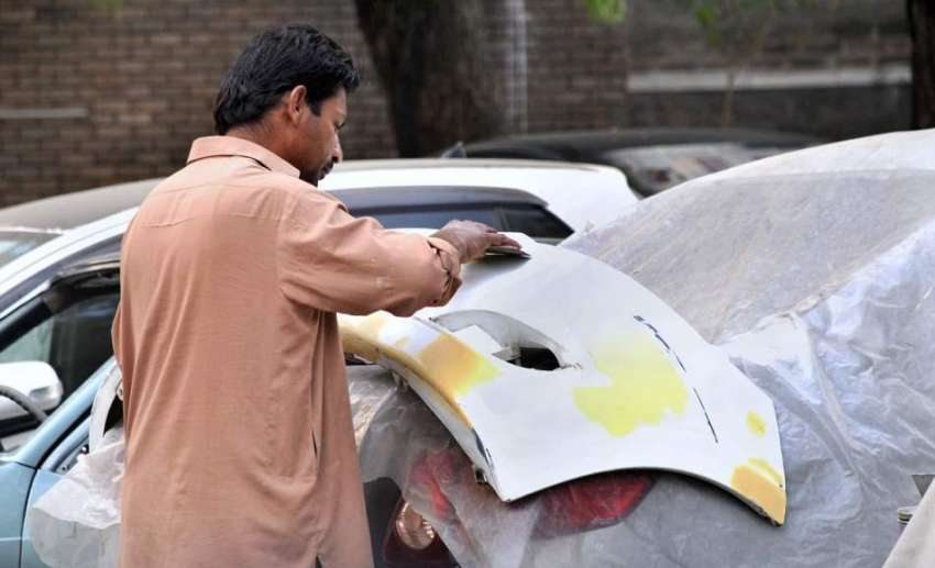 اسلام آباد: ڈینٹر گاڑی کی ڈینٹنگ میں مصروف ہے۔