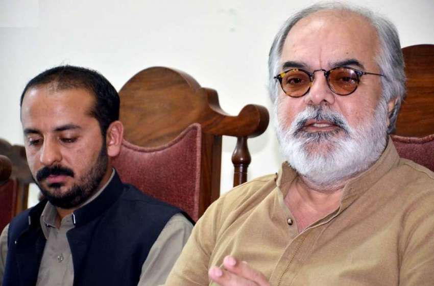 کوئٹہ: سابق وزیر اعلیٰ بلوچستان نواب غوث بخش باروزئی پریس ..