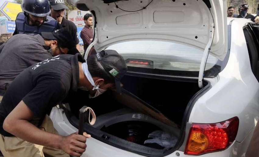 اسلام آباد: پولیس اہلکار بنی گالہ آنیوالی گاڑیوں کی چیکنگ ..