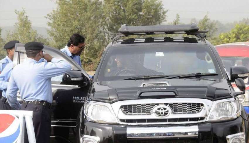 اسلام آباد: پولیس اہلکار بنی گالہ آنیوالی گاڑیوں کی چیکنگ ..