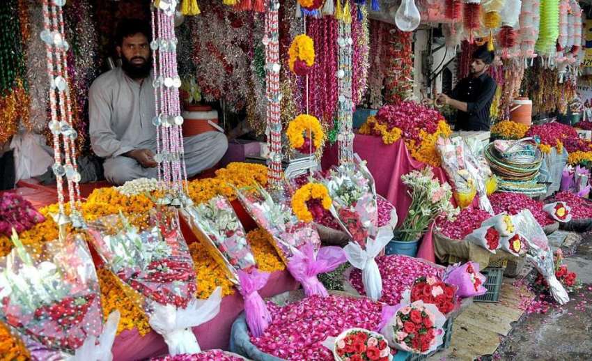 راولپنڈی: دکاندار مختلف اقسام کے پھول اور گلدستے سجائے گاہکوں ..
