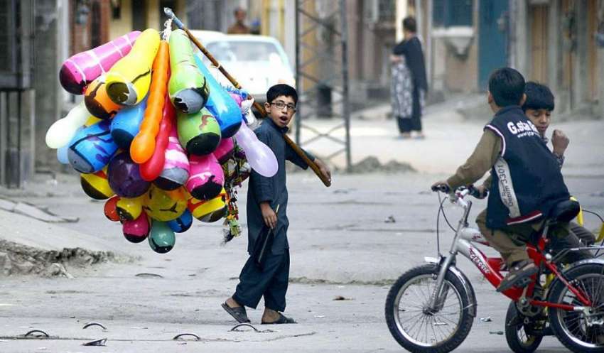 راولپنڈی: ایک کمسن بچہ اپنا اور اپنے خاندان کا پیٹ پالنے ..