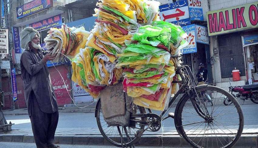 راولپنڈی: ایک معمر شخص سائیکل پر پلاسٹک کے بیگ فروخت کر رہا ..