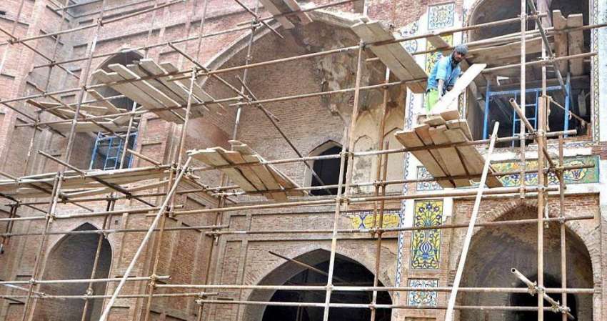 لاہور: مزدور لاہور کی تاریخی مقام چوبرچی کی مرمت کے کام میں ..