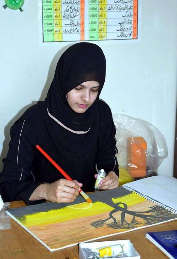 سیالکوٹ: طالبہ ٹریننگ پروگرام کے تحت پینٹنگ بنا رہی ہے۔