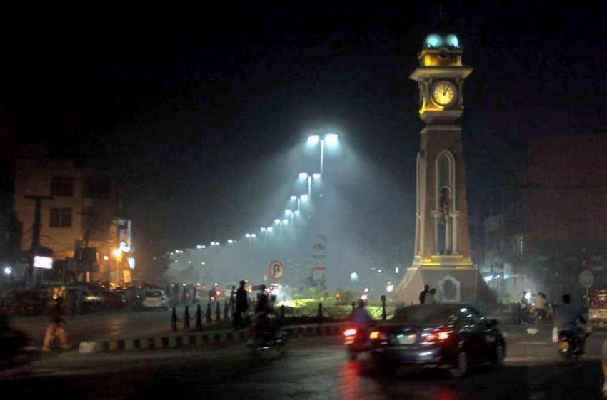 لاہور: قرطبہ چوک میں واقع کلاک ٹاور کا رات کے وقت خوبصورت ..