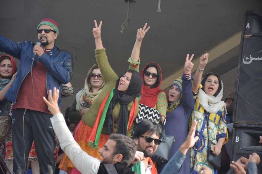 اسلام آباد: سپریم کورٹ کے فیصلے کے بعد پی ٹی آئی کے کارکنان ..