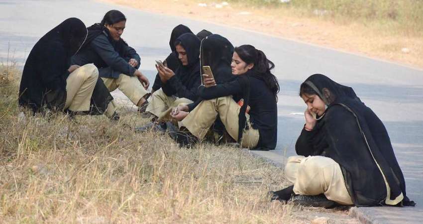 اسلام آباد: بنی گالہ کے باہر ڈیوٹی پر تعینار خواتین پولیس ..