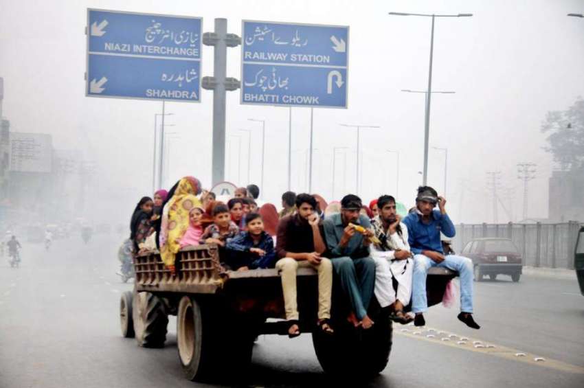 لاہور: ایک خاندان ٹریکٹر ٹرالی پر سوار ہو کر اپنی منزل کی ..