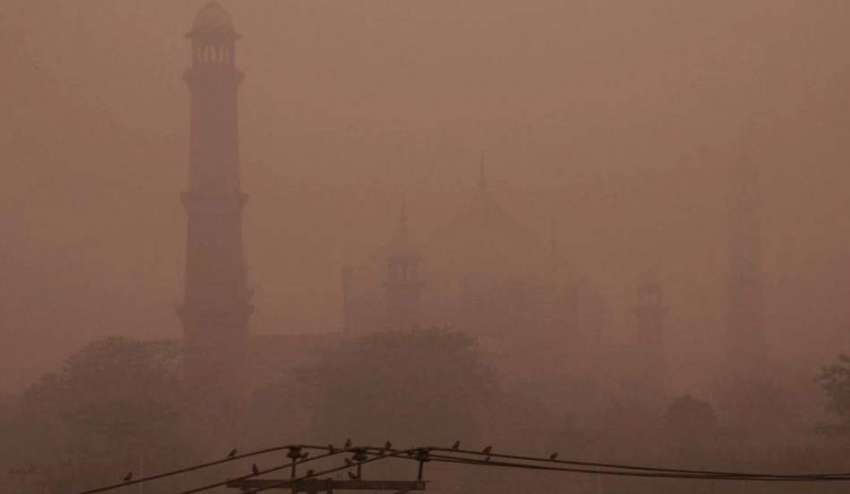 لاہور: شہرمیں چھائی آلودہ فضاء (سموگ) نے بادشاہی مسجد کو ..