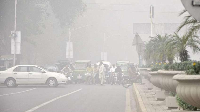 لاہور: شہرمیں چھائی آلودہ فضاء (سموگ) نے مال روڈ کو اپنی لپیٹ ..