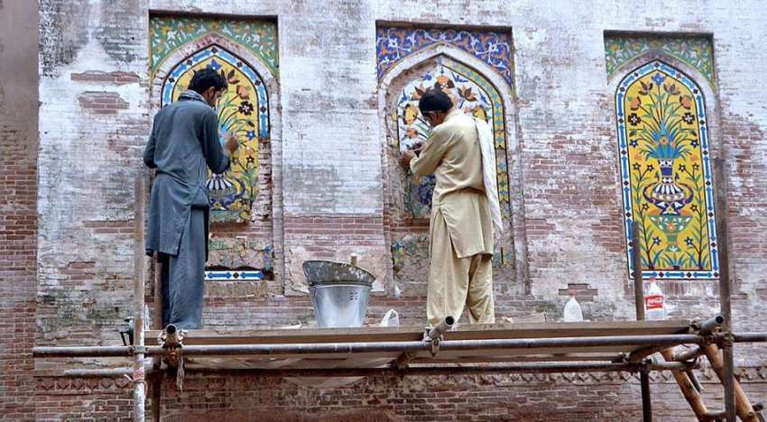 لاہور: مزدور مسجد وزیر خان کی مرمت کے کام میں مصروف ہیں۔