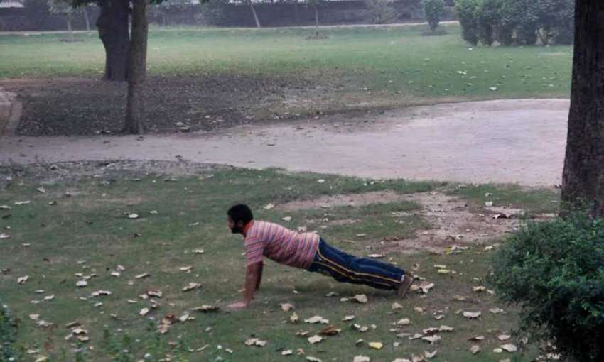 لاہور: ایک شہری صبح کے وقت پارک میں ورزش کرنے میں مصروف ہے۔