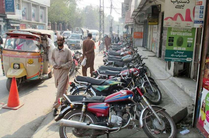 مظفر آباد: اولڈ سیکرٹریٹ کے فٹ پات پر موٹر سائیکل پارک ہونے ..