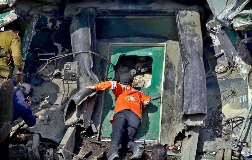 کراچی: ٹرین حادثہ کے بعد امدادی کاروایاں جاری ہیں۔