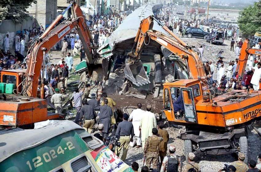 کراچی: ٹرین حادثہ کے بعد امدادی کاروایاں جاری ہیں۔