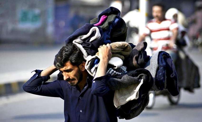 راولپنڈی: محنت کش کندھوں پر اٹھائے گرم کپڑے فروخت کر رہا ..