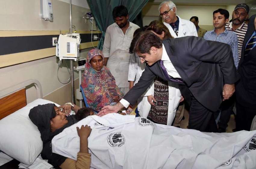 کراچی: وزیر اعلیٰ سندھ سید مراد علی شاہ ٹرین حادثے کے زخمیوں ..