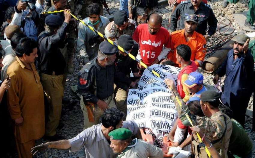 کراچی: جمعہ گوٹھ کے قریب حادثے کے شکار ٹرینوں سے زخمیوں اور ..