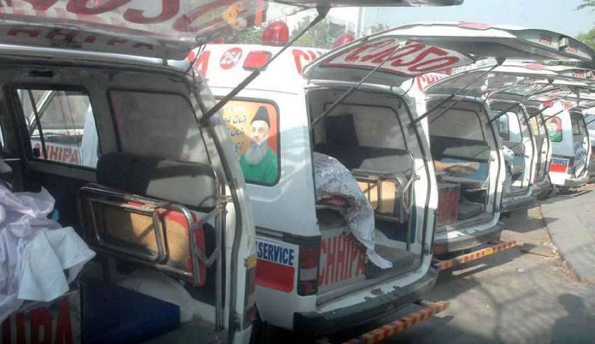 کراچی: جمعہ گوٹھ کے قریب دو ٹرینوں کے حادثے کے مقام پر زخمی ..