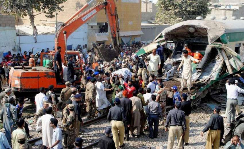 کراچی: جمعہ گوٹھ کے قریب دو ٹرینوں کے حادثیکے شکار زخمیوں ..