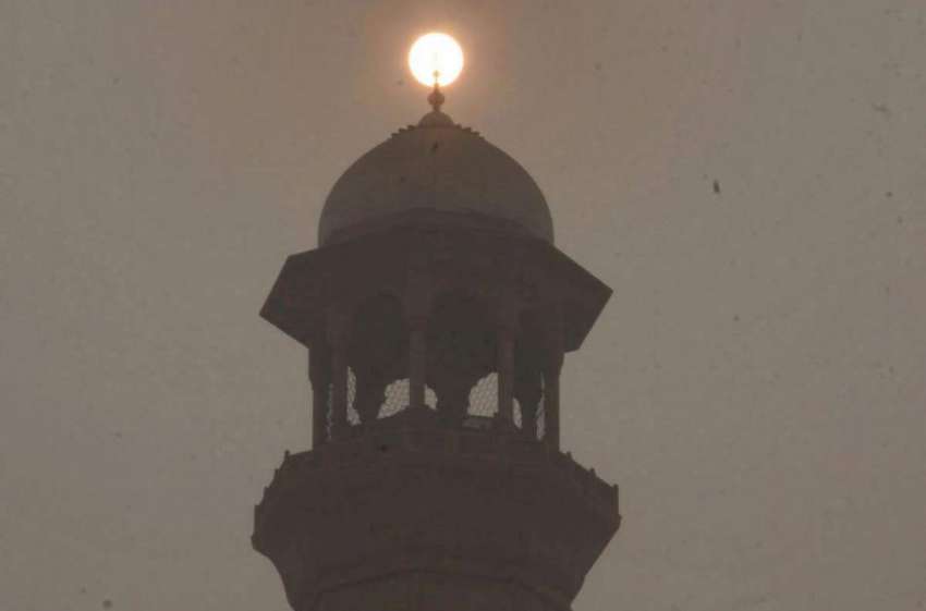 لاہور: صوبائی دارالحکومت کو سموگ نے اپنی لپیٹ میں لے رکھاہے۔
