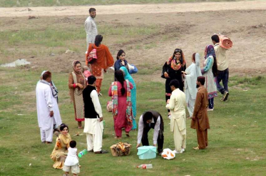 لاہور: ایک فیملی گریٹر اقبال پارک میں سیرو تفریح کے بعد واپس ..