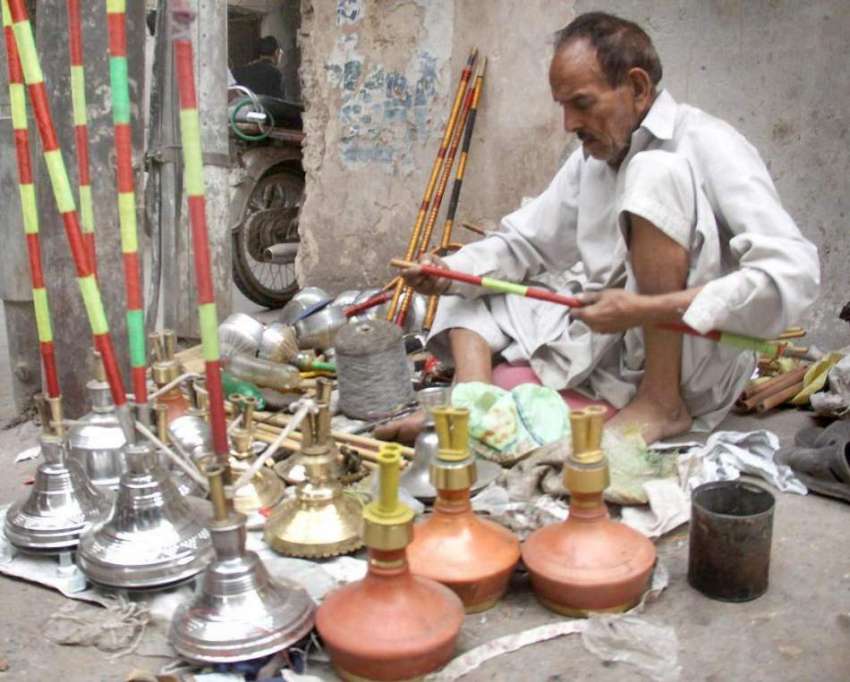 لاہور: ایک بزرگ کاریگر حقے تیار کرنے میں مصروف ہے۔