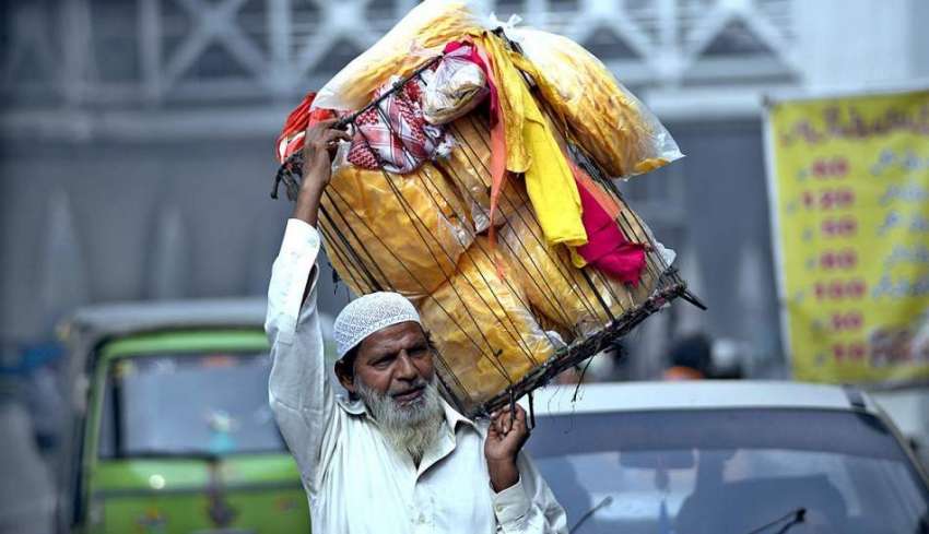 راولپنڈی: ایک معمر محنت کش کندھوں پر پاپڑ اٹھائے فروخت کے ..
