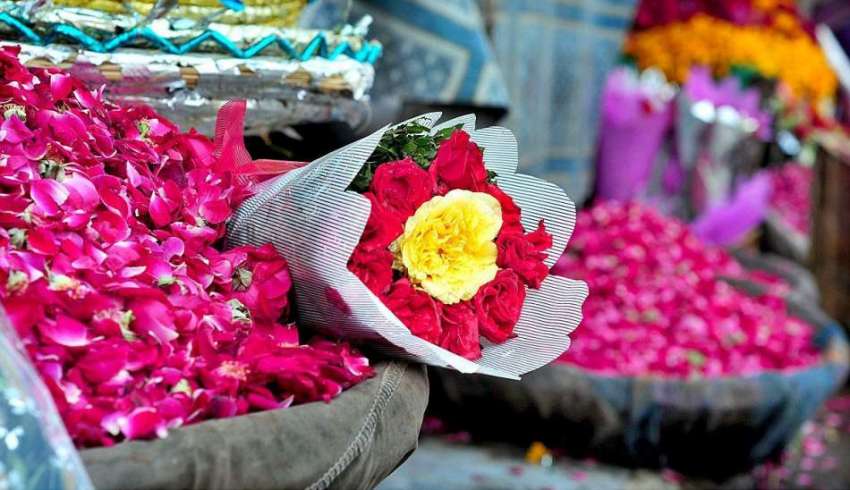 راولپنڈی: دکاندار نے خوبصورت انداز میں پھولوں کی پتیاں اور ..