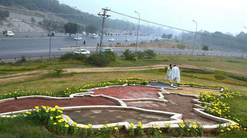اسلام آباد: زیرو پوائنٹ کے قریب گرین بیلٹ پر موسمی پھولوں ..