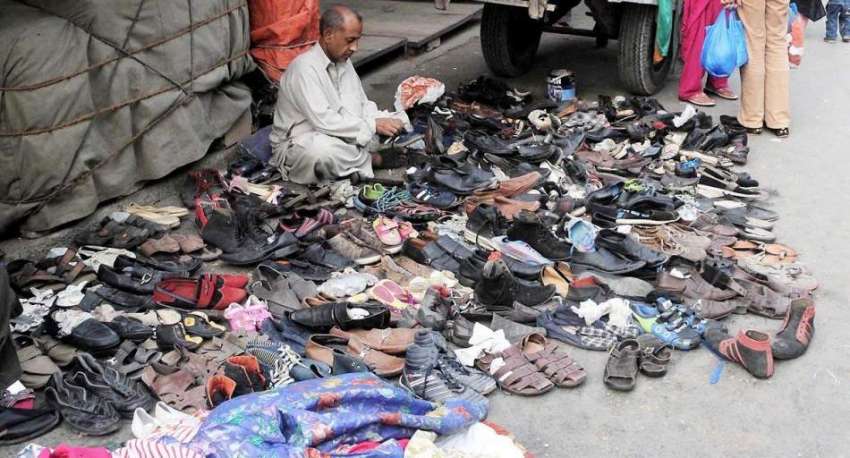  راولپنڈی: صدر بازار میں ایک دکاندار پرانے جوتے فروخت کر ..