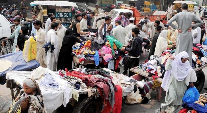 راولپنڈی: شہری ہفتہ وار جمعہ بازار میں گرم کپڑے خریدنے میں ..