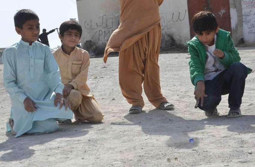 کوئٹہ: اسپنی روڈ پر بچے بنٹے کھیلنے میں مشغول ہیں۔