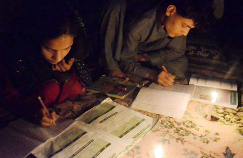کوئٹہ: صوبائی دارالحکومت میں لوڈ شیڈنگ کے باعث طلبہ شمع ..
