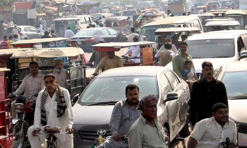 لاہور: داتا دربار کے قریب بے ہنگم ٹریفک جام کا منظر۔