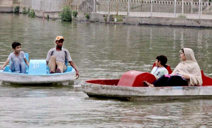 لاہور: جیلانی پارک میں شہری کشتی رانی کی سیر سے لطف اندوز ..