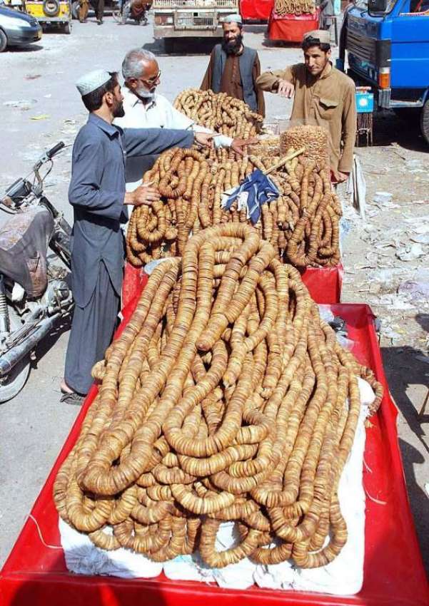 حیدر آباد: ریڑھی بان سے شہری خشک میوہ خرید رہا ہے۔