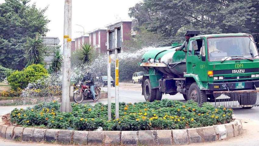 اسلام آباد: سی ڈی کے اہلکار سڑک کنارے لگے پودوں کو پانی دے ..