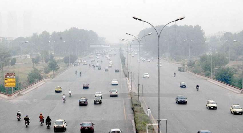 اسلام آباد: وفاقی دارالحکومت میں چھائی دھند (اسموگ) کا منظر۔