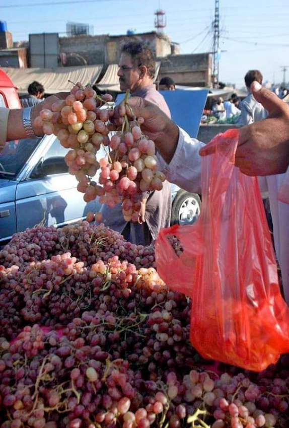 اسلام آباد: شہری ریڑھی بان سے انگور خرید رہے ہیں۔