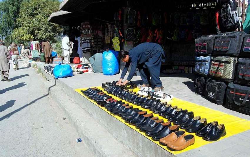 اسلام آباد: دکاندار سڑک کنارے فروخت کے لیے پرانے جوتے سجا ..