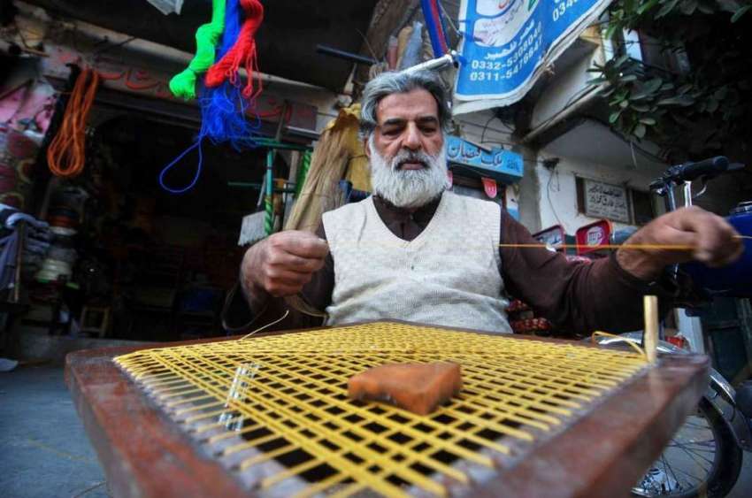 اسلام آباد: ایک معمر شخص رواتی انداز میں کرسی بن رہا ہے۔