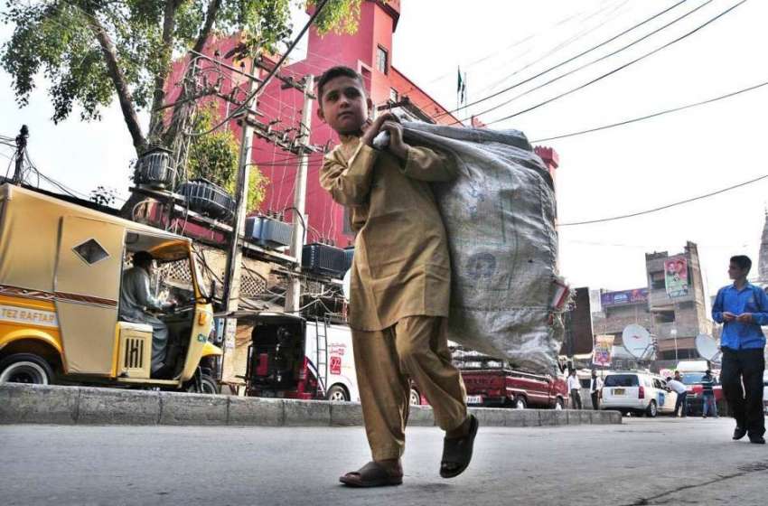 راولپنڈی: خانہ بدوش بچہ کارآمد اشیاء اٹھائے اپنی منزل کی ..
