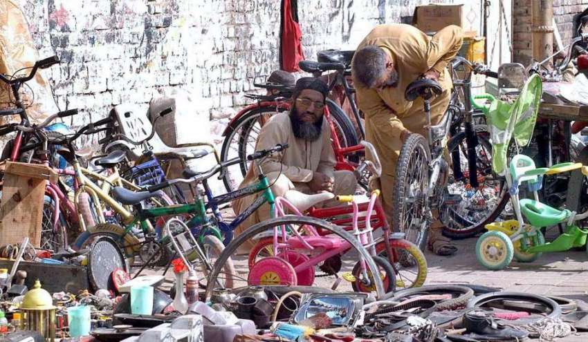 راولپنڈی: محنت کش سڑک کنارے لگائی گئی سائیکلوں کی ورکشاپ ..