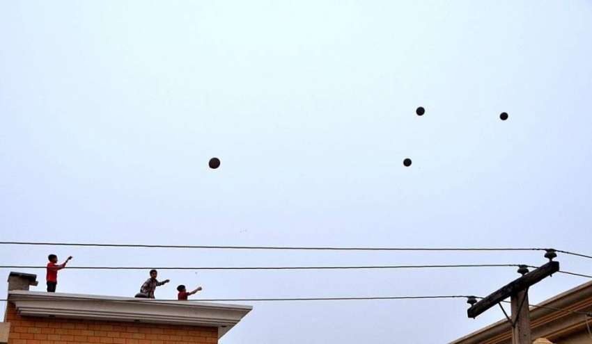 لاہور: بچے اپنے گھر کی چھت پر گیسی غبارے ہوا میں اڑا کر لطف ..