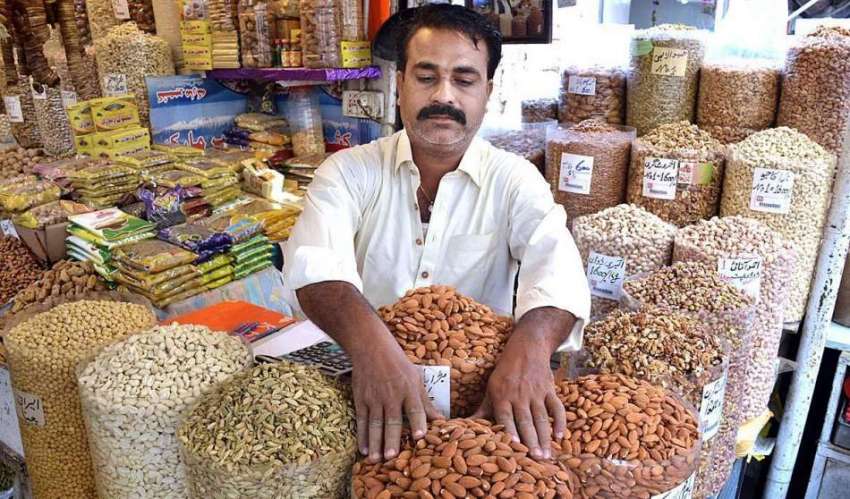 حیدر آباد: دکاندار اپنی دکان پر گاہکوں کو متوجہ کرنے کے لیے ..