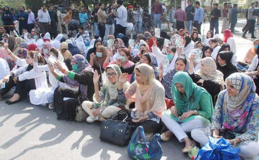 لاہور: ینگ ڈاکٹرز اپنے مطالبات کے حق میں کلب چوک میں دھرنا ..