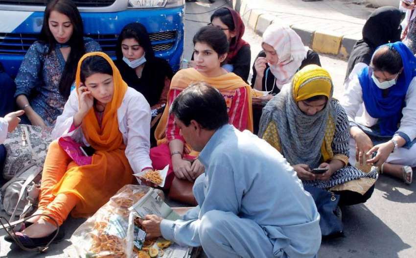 لاہور: ینگ ڈاکٹرز کلب چوک میں احتجاج کے دوران پھیری والے ..
